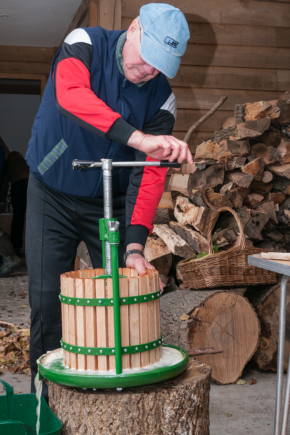 Apple juice press