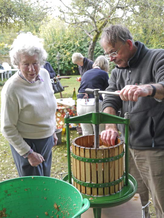 Apple juice pressing